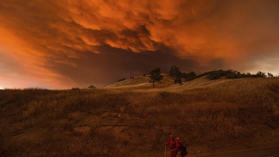 Bomberos trabajan en la extinción del incencio en Clearlake, California Bomberos trabajan en la extinción del incencio en Clearlake, California