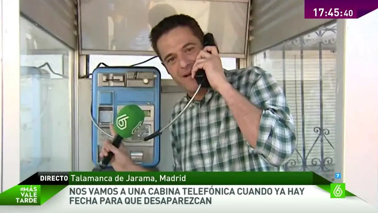 Iñaki del Moral en una cabina telefónica Iñaki del Moral en una cabina telefónica