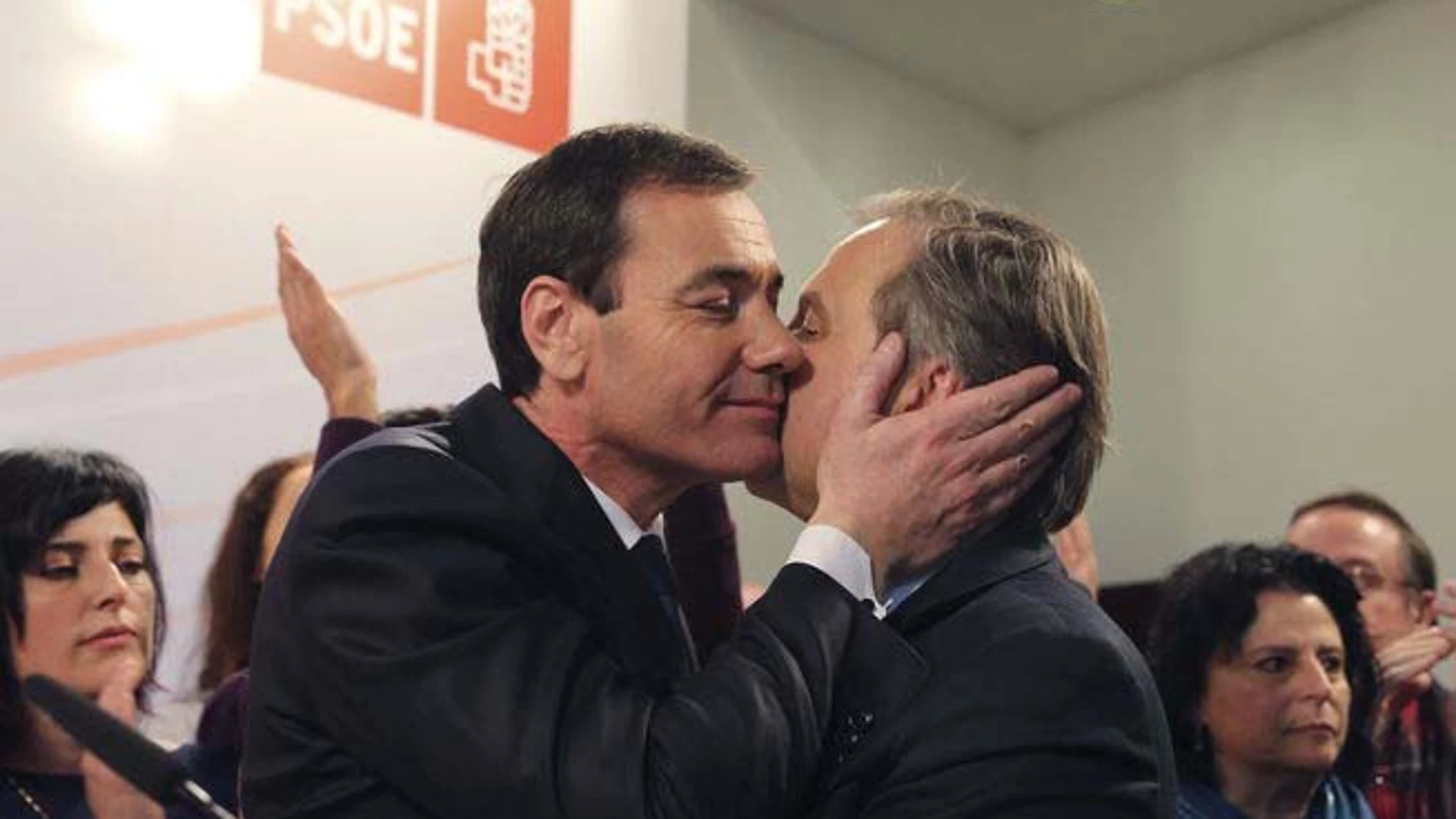 El beso de Tomás Gómez y Antonio Miguel Carmona
