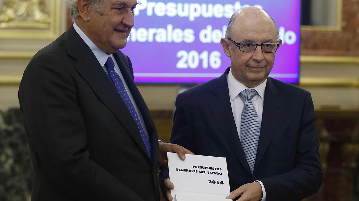 El ministro de Hacienda, Cristóbal Montoro, y el presidente de la Cámara Baja, Jesús Posada