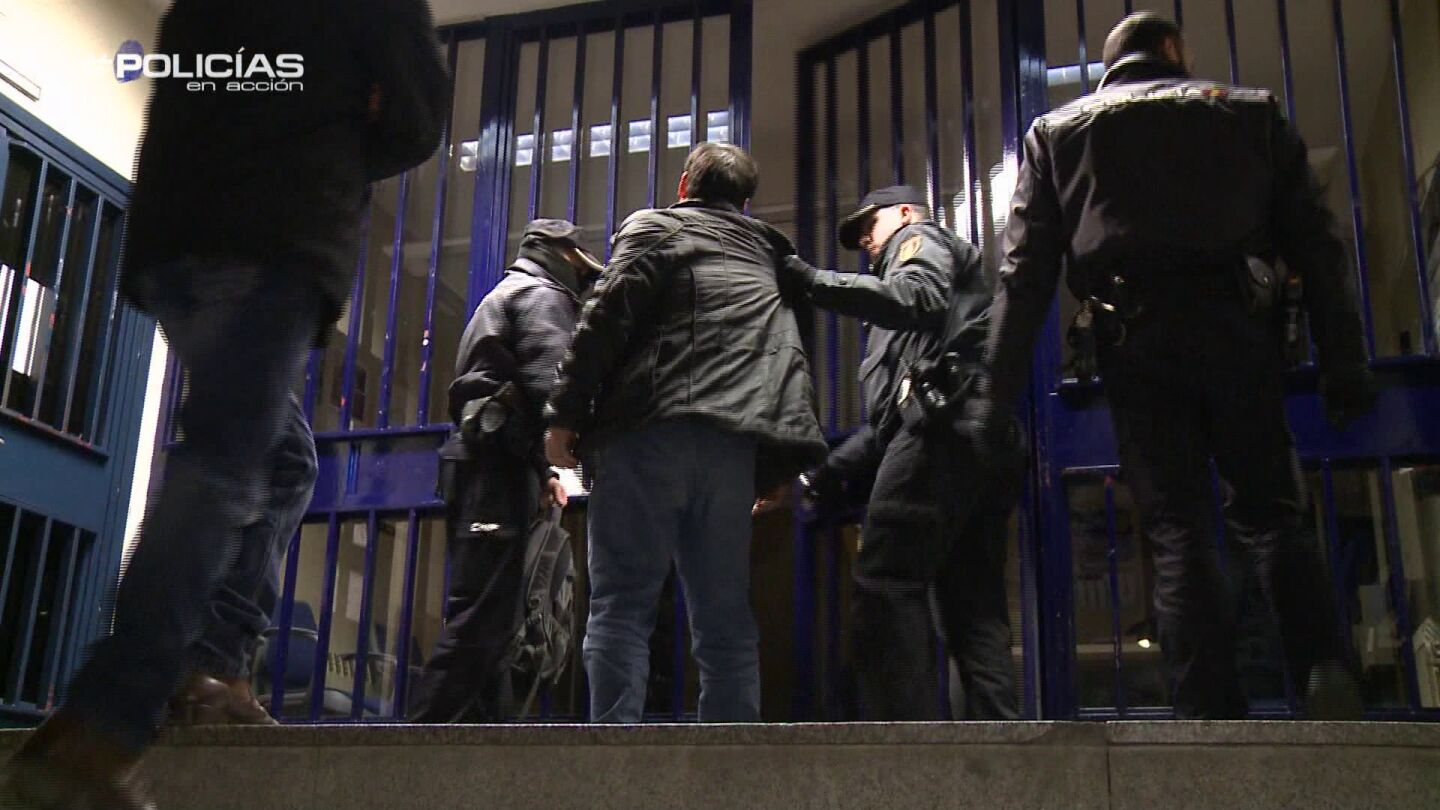 Un agente de 'Polic&iacute;as en acci&oacute;n' a un chino ilegal borracho: "Se ha meado en los pantalones"