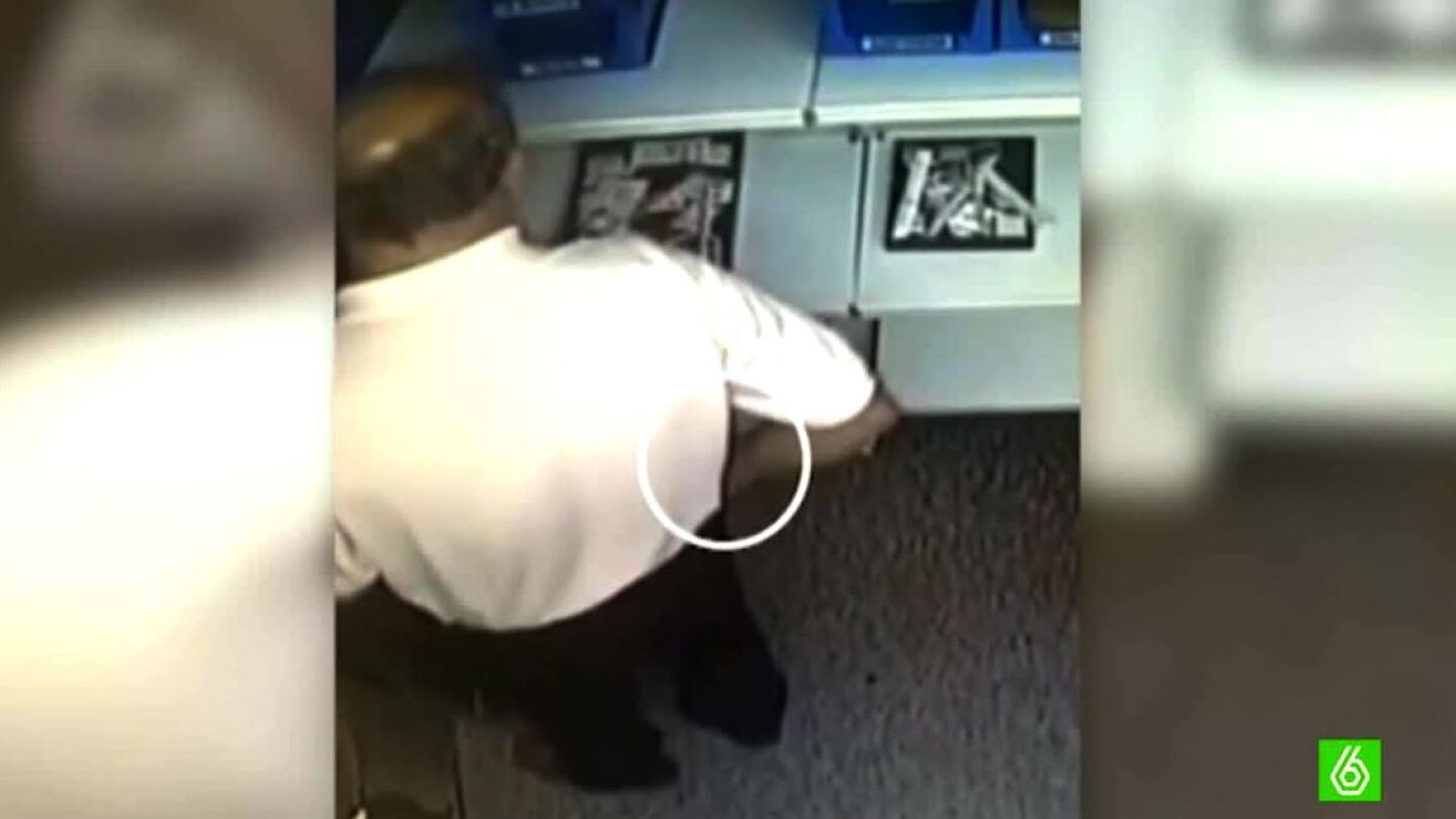 Un hombre roba en una joyer&iacute;a