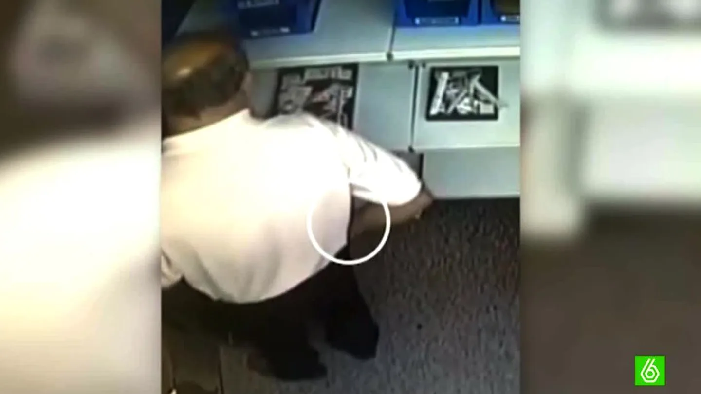 Un hombre roba en una joyería Un hombre roba en una joyería