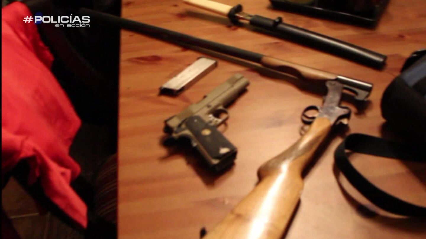 Los agentes de 'Polic&iacute;as en acci&oacute;n' encuentran armas blancas y de fuego en la casa de uno de los intermediarios de Dorel
