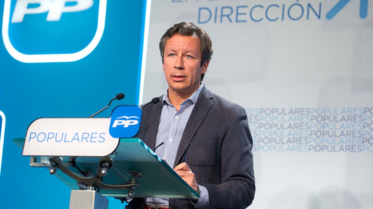 Carlos Floriano habla ante los medios
