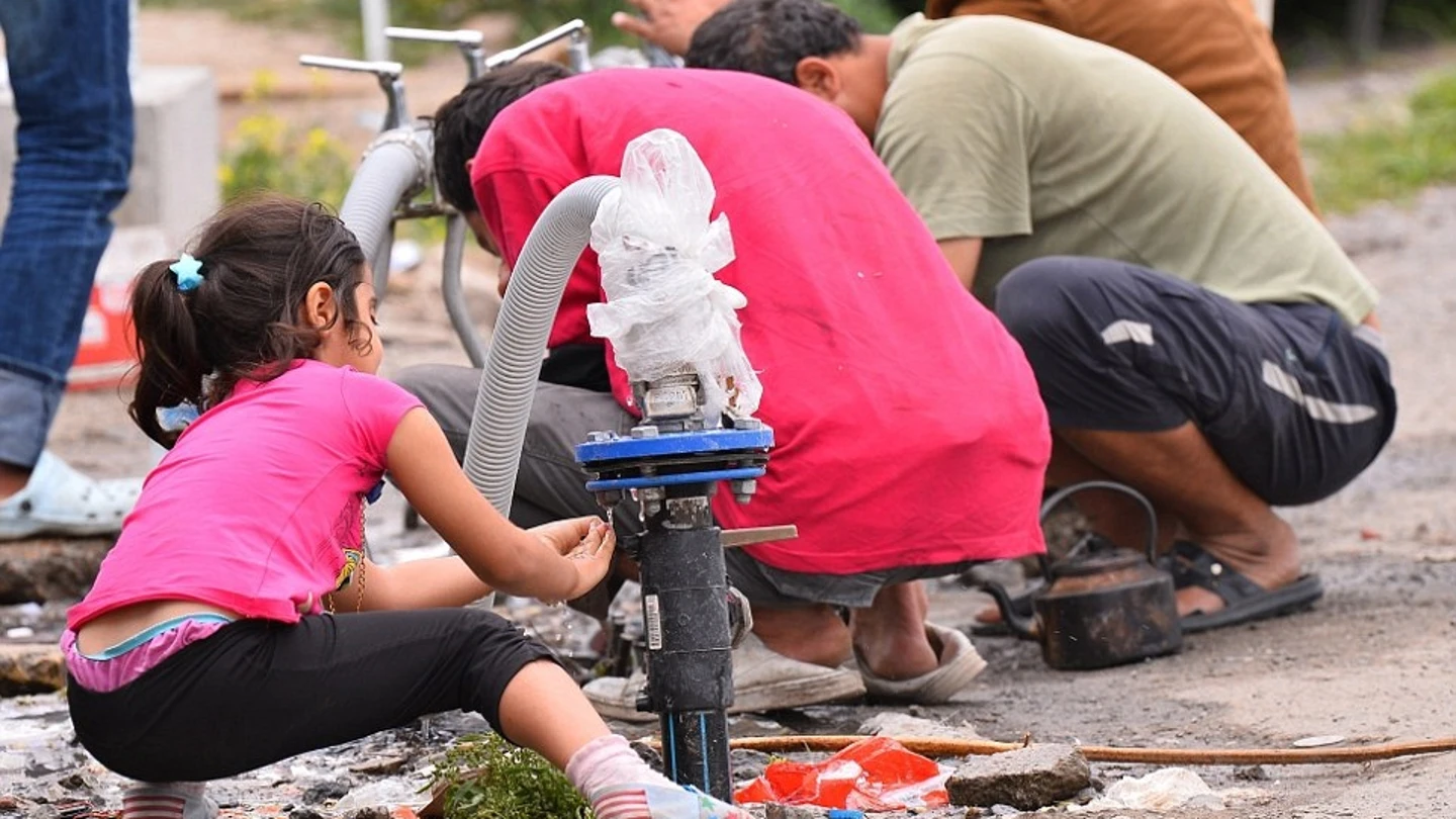 Niña en uno de los pozos de 'La jungla' Niña en uno de los pozos de 'La jungla'