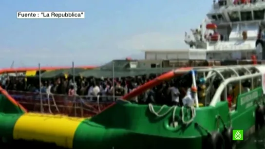 Barco con inmigrantes Barco con inmigrantes