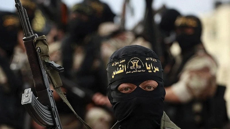 Combatiente yihadista alzando su arma Combatiente yihadista alzando su arma