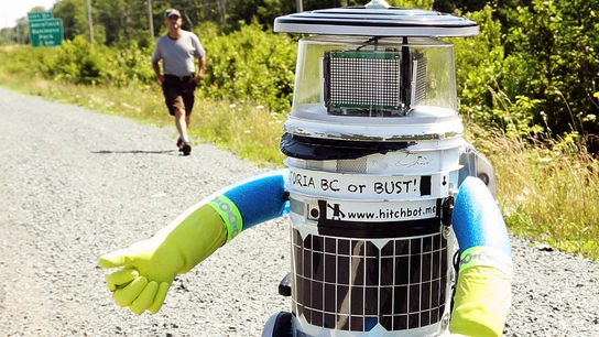 El robot HitchBOT haciendo autostop El robot HitchBOT haciendo autostop