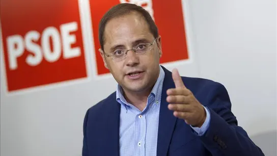 César Luena habla ante los medios César Luena habla ante los medios