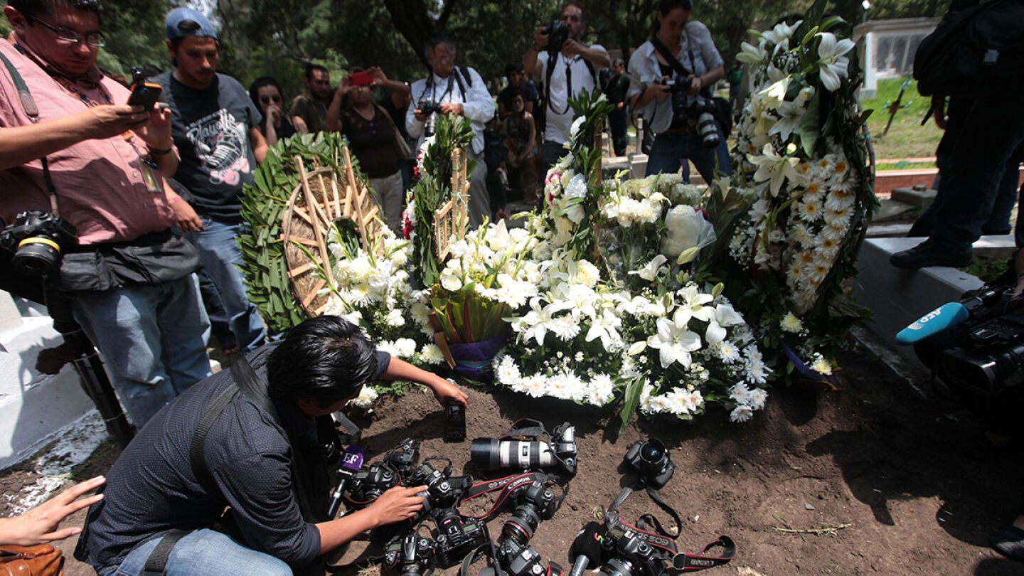 Familiares y compa&ntilde;eros de trabajo despiden al fotoperiodista Rub&eacute;n Espinosa