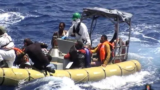 Rescate de los inmigrantes en aguas libias Rescate de los inmigrantes en aguas libias
