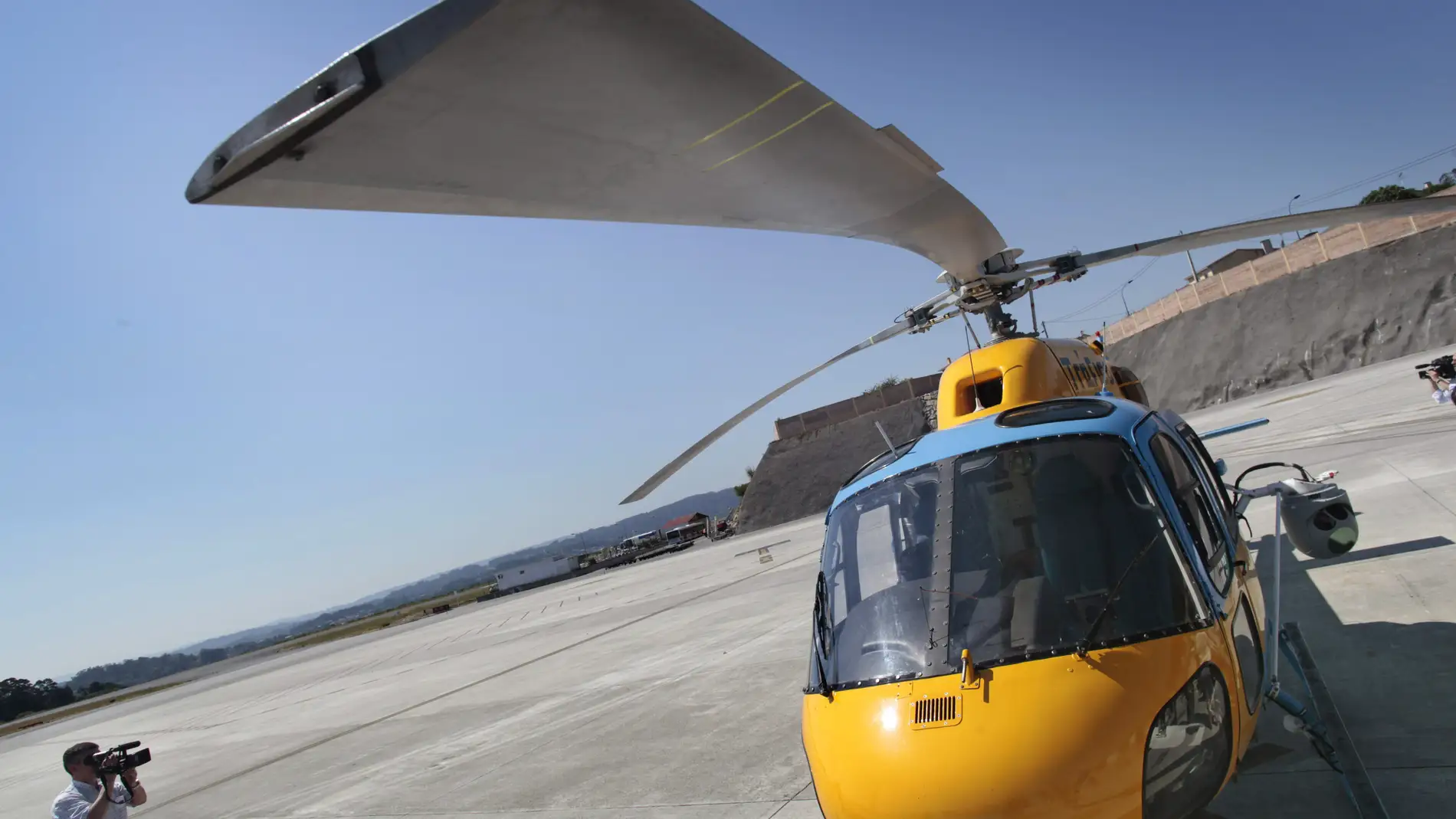 Un helicóptero de la DGT con el rádar Pegasus