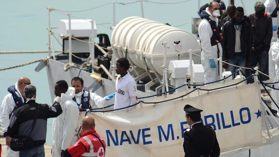 Un grupo de inmigrantes rescatados en el estrecho de Sicilia Un grupo de inmigrantes rescatados en el estrecho de Sicilia