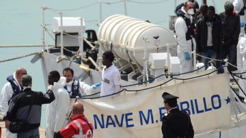 Un grupo de inmigrantes rescatados en el estrecho de Sicilia