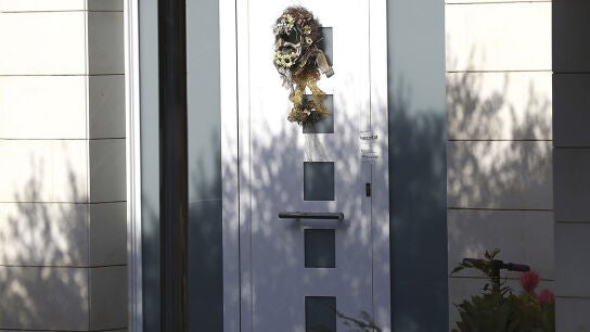 Puerta de acceso a la vivienda de la familia asesinada en Castelldefels 