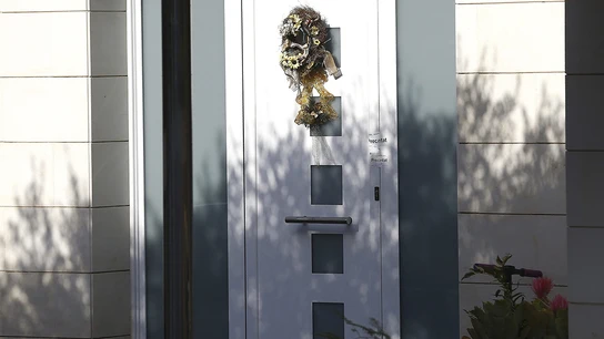 Puerta de acceso a la vivienda de la familia asesinada en Castelldefels Puerta de acceso a la vivienda de la familia asesinada en Castelldefels