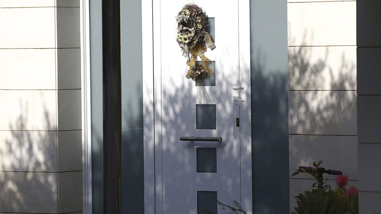 Puerta de acceso a la vivienda de la familia asesinada en Castelldefels 