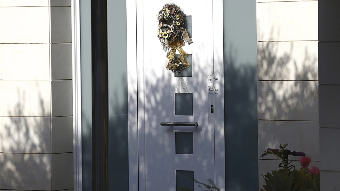 Puerta de acceso a la vivienda de la familia asesinada en Castelldefels Puerta de acceso a la vivienda de la familia asesinada en Castelldefels