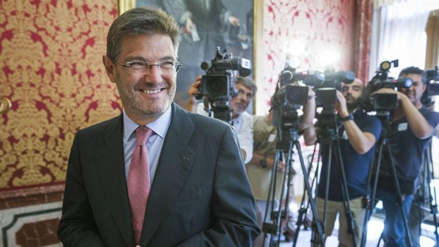 El ministro de Justicia Rafael Catal&aacute; ante los medios