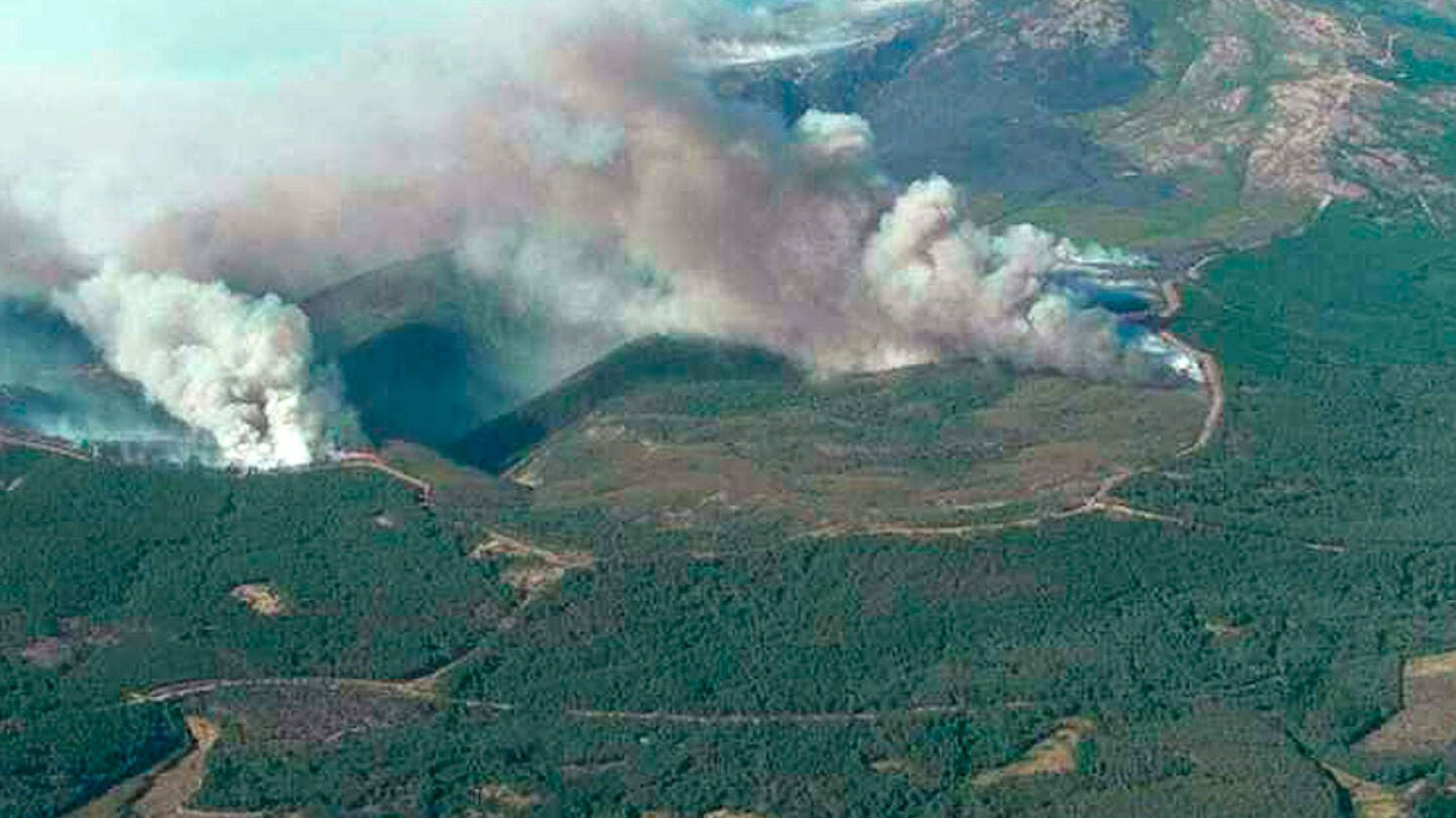 Fotograf&iacute;a a&eacute;rea del incendio forestal declarado en la localidad de Acebo (C&aacute;ceres)