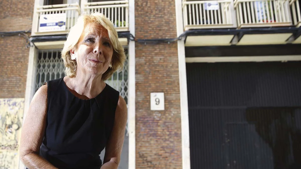 Esperanza Aguirre, junto al edificio antes okupado por Patio Maravillas