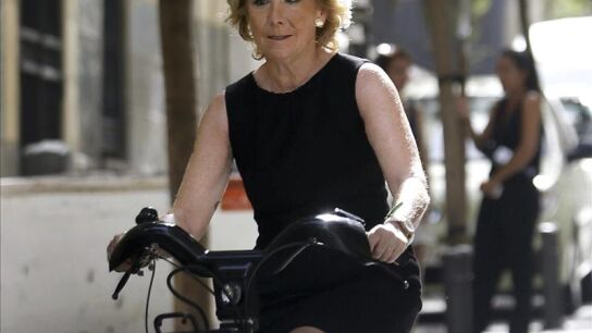  Aguirre ha ido en bici a la rueda de prensa. 