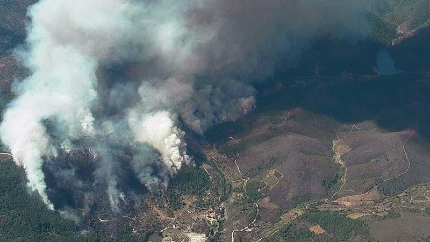 El incendio de la Sierra de Gata sigue sin control tras quemar 5.000 hect&aacute;reas