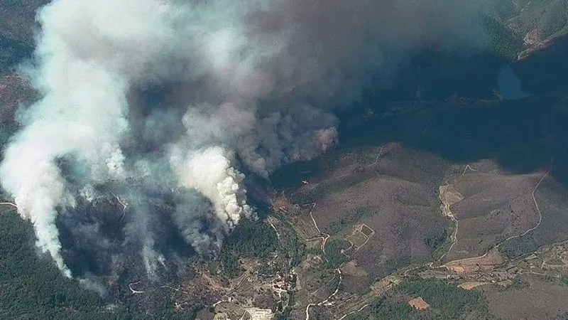 El incendio de la Sierra de Gata sigue sin control tras quemar 5.000 hectáreas El incendio de la Sierra de Gata sigue sin control tras quemar 5.000 hectáreas
