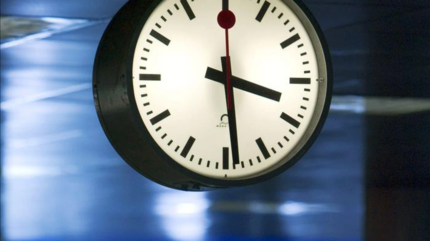 Un reloj en una estación de tren Un reloj en una estación de tren