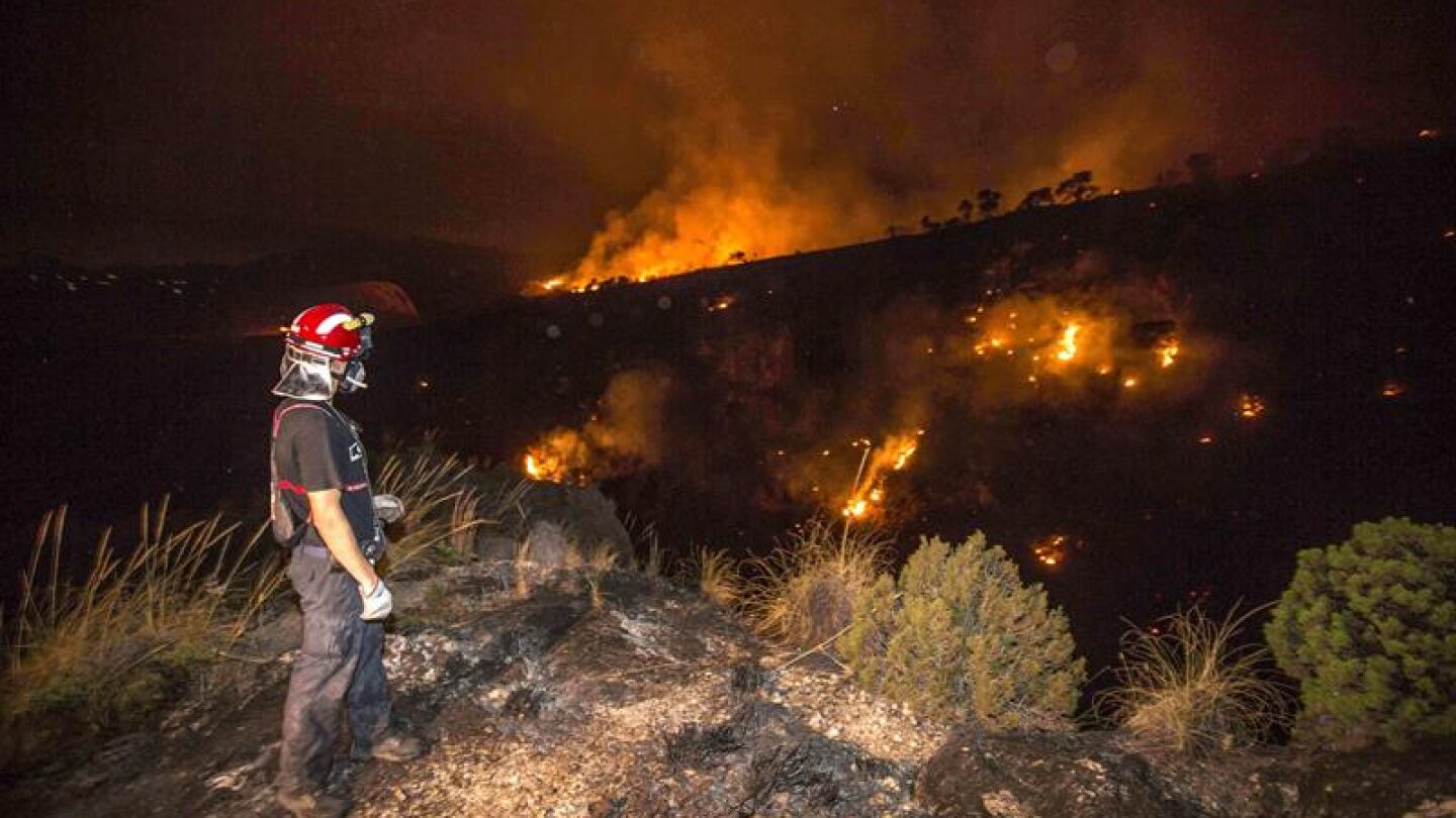 Un bombero observa el incendio forestal en uno de los tres focos activos en Cieza