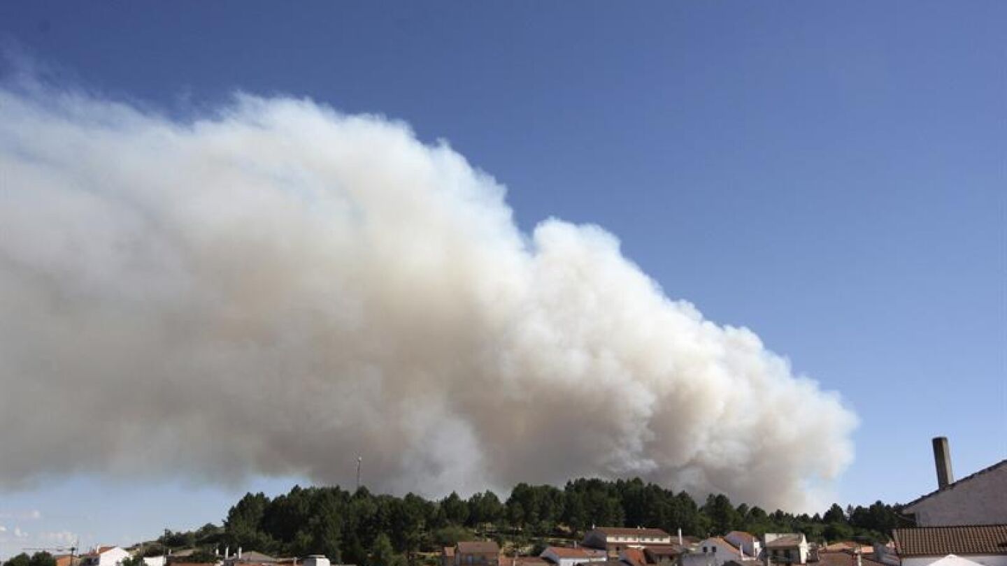Columna de humo del incendio de Acebo (C&aacute;ceres)