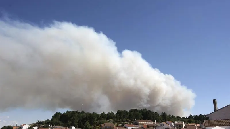 Columna de humo del incendio de Acebo (Cáceres)