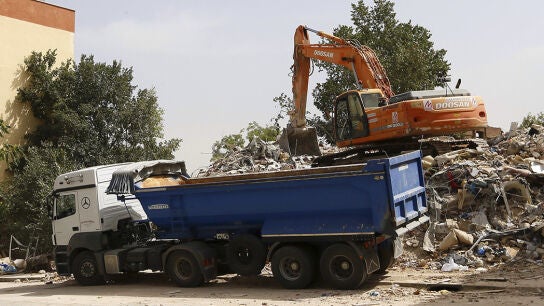 Una excavadora durante las labores de derrumbe