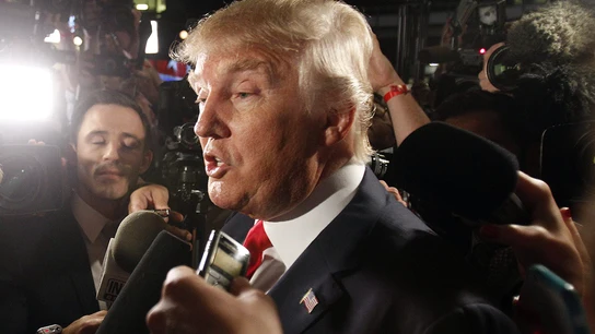 Donal Trump atendiendo a los medios de comunicación Donal Trump atendiendo a los medios de comunicación