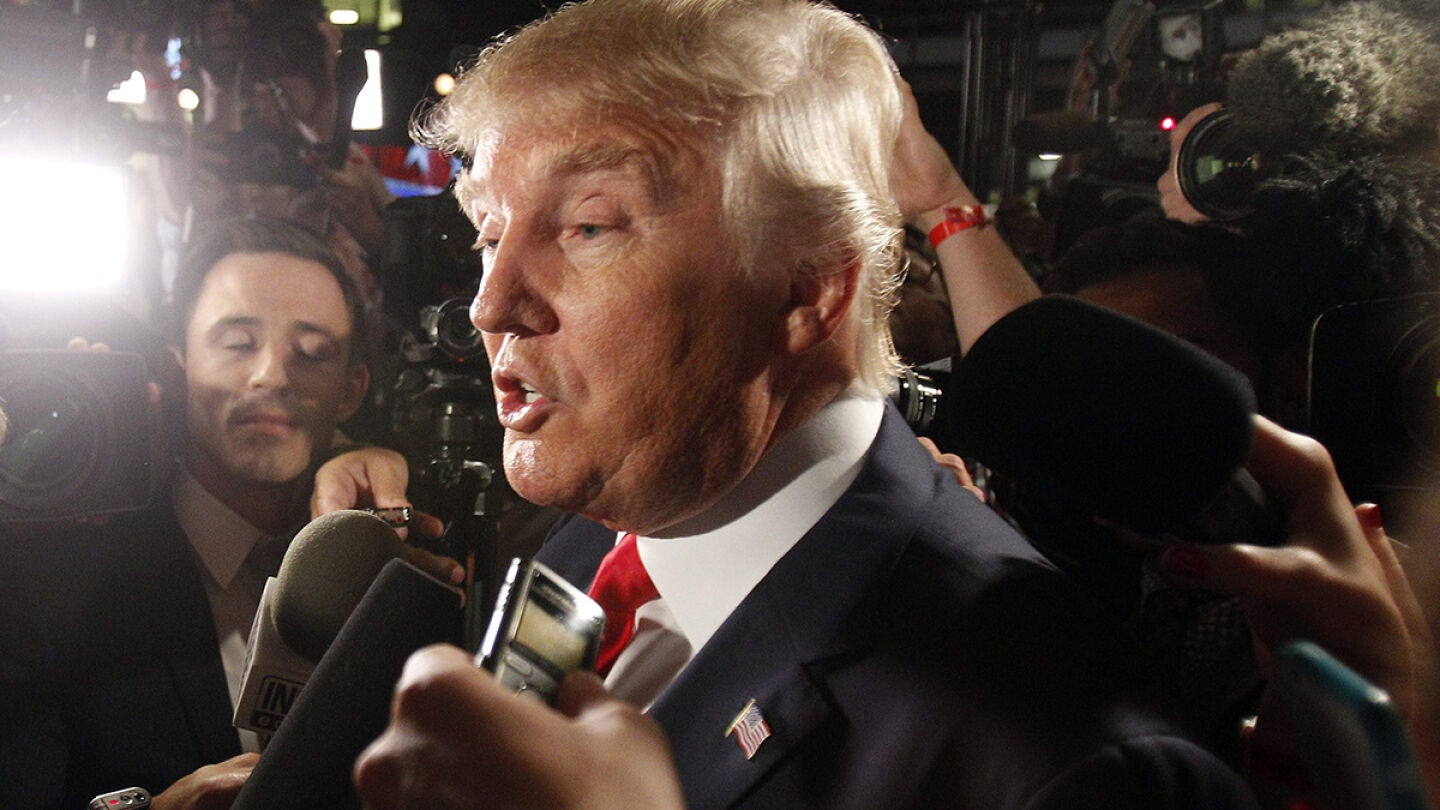 Donal Trump atendiendo a los medios de comunicaci&oacute;n