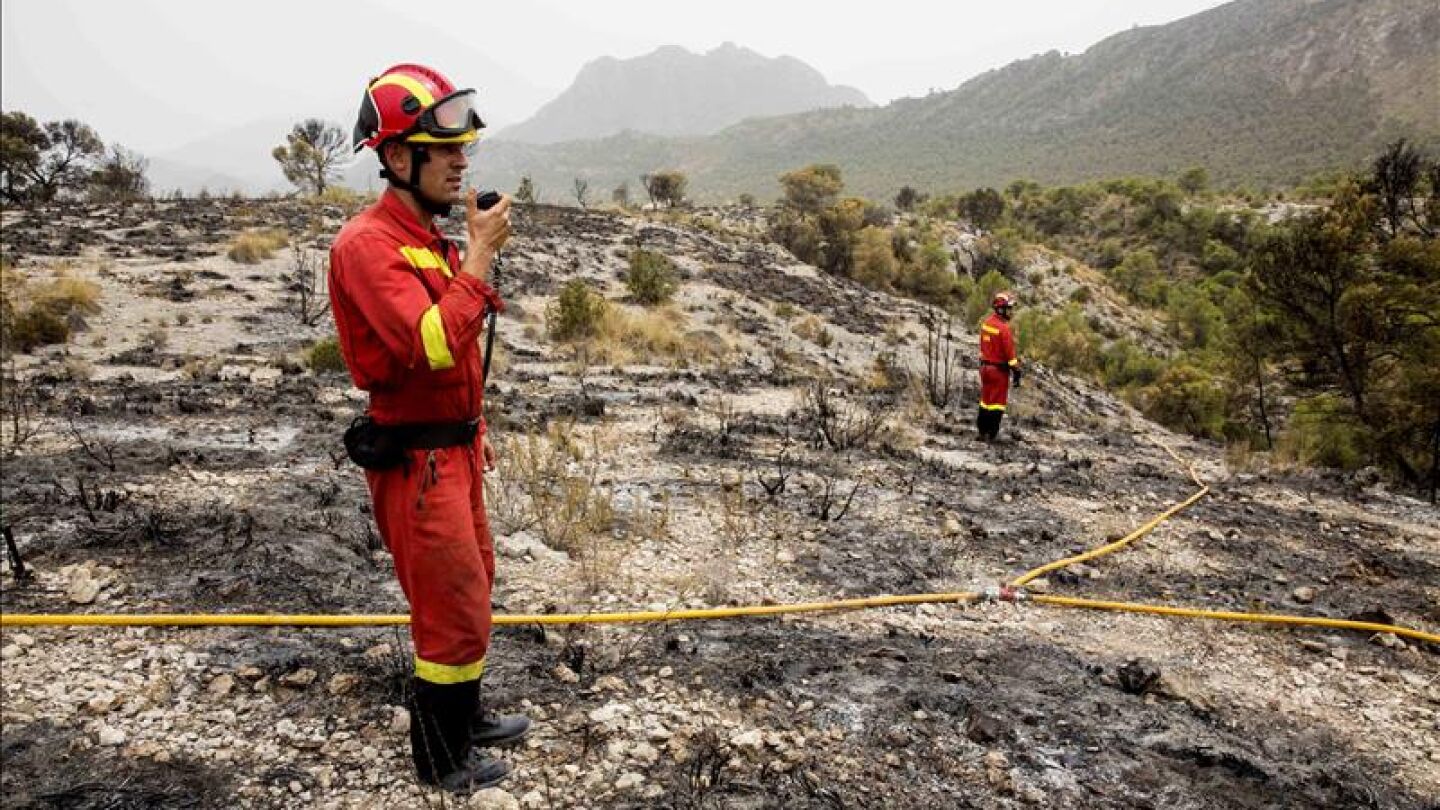 Dos militares de la Unidad Militar de Emergencias durante las labores de extici&oacute;n del incendio de Cieza (Murcia)