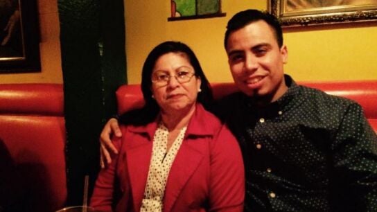 Norma V&aacute;squez y su hijo, v&iacute;ctimas de un ataque racista en EEUU