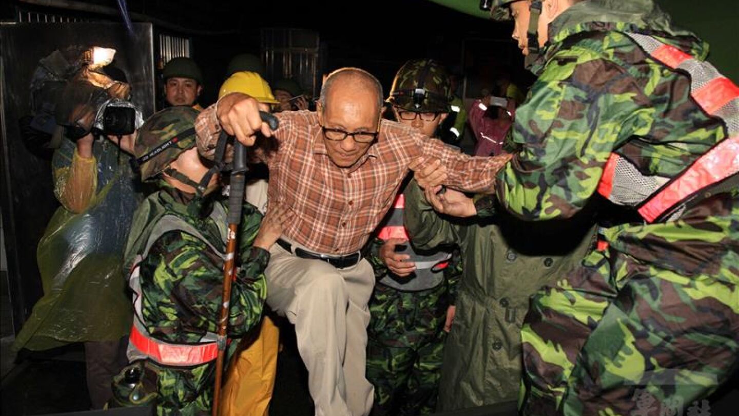 Soldados ayudando a un anciano durante su traslado a un refugio en Hualien, Taiw&aacute;n