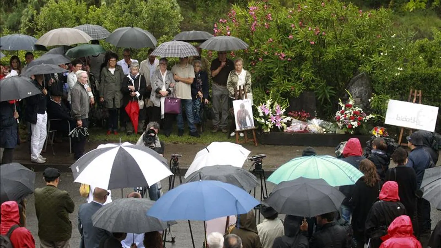 La viuda de Joxe María Korta acompañada por familiares y amigos durante el homenaje La viuda de Joxe María Korta acompañada por familiares y amigos durante el homenaje