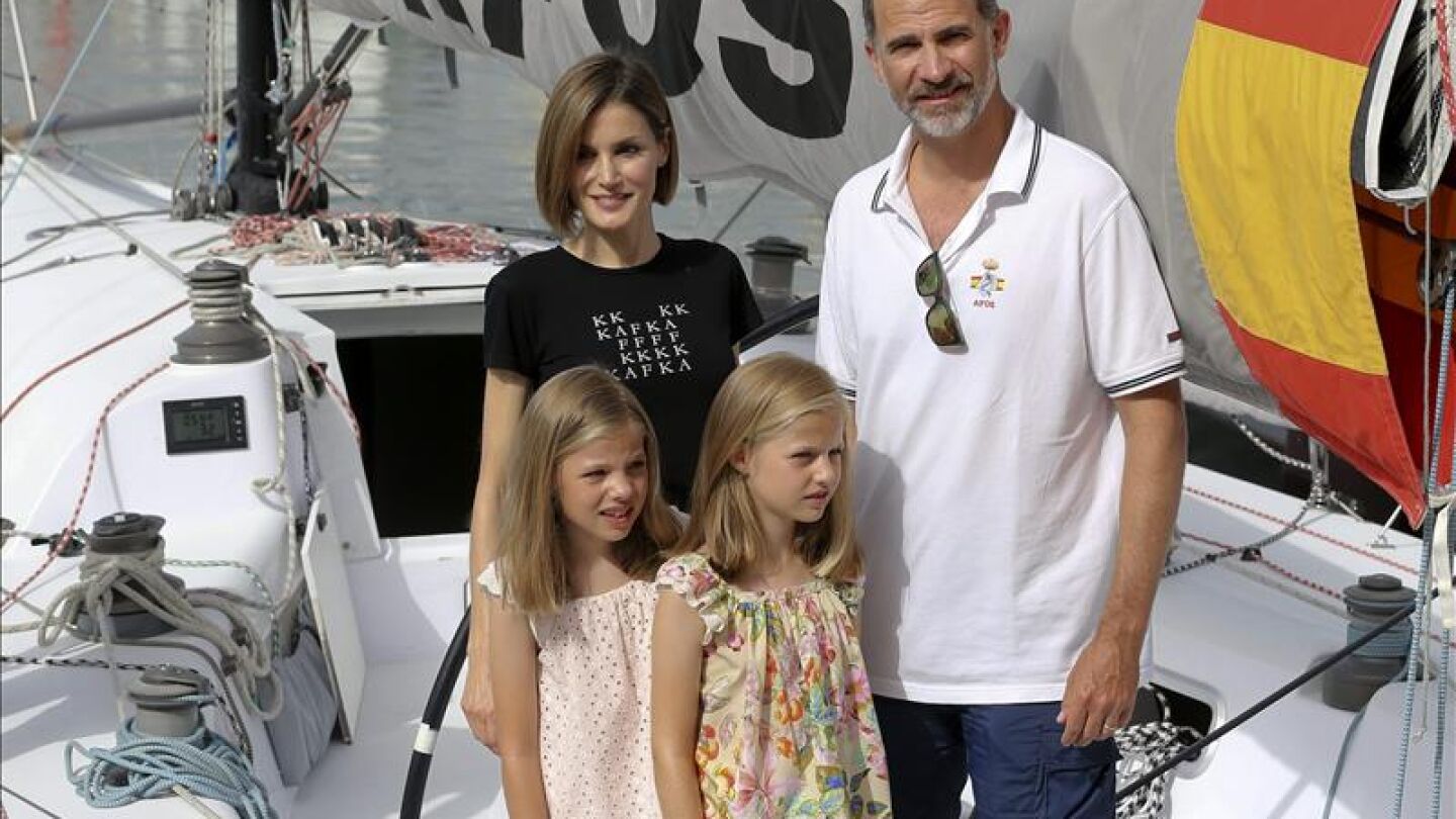 Los Reyes de Espa&ntilde;a acompa&ntilde;ados por las infantas Leonor y Sof&iacute;a, a su llegada hoy al Club Na&uacute;tico de Palma de Mallorca donde se celebra la 34 edici&oacute;n de la Copa del Rey de Vela