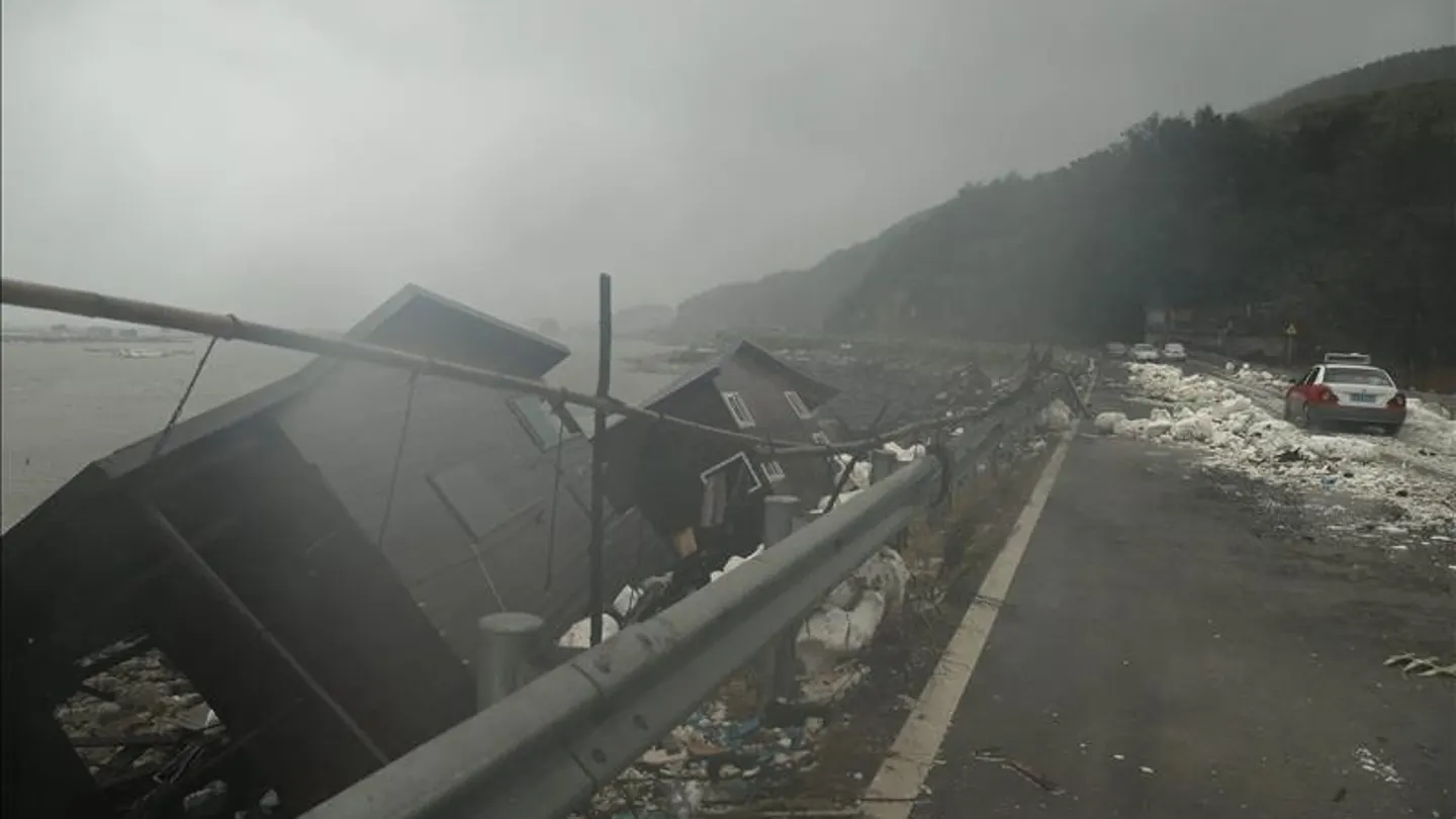 El tifón Soudelor causa doce muertos y cinco desaparecidos en China El tifón Soudelor causa doce muertos y cinco desaparecidos en China