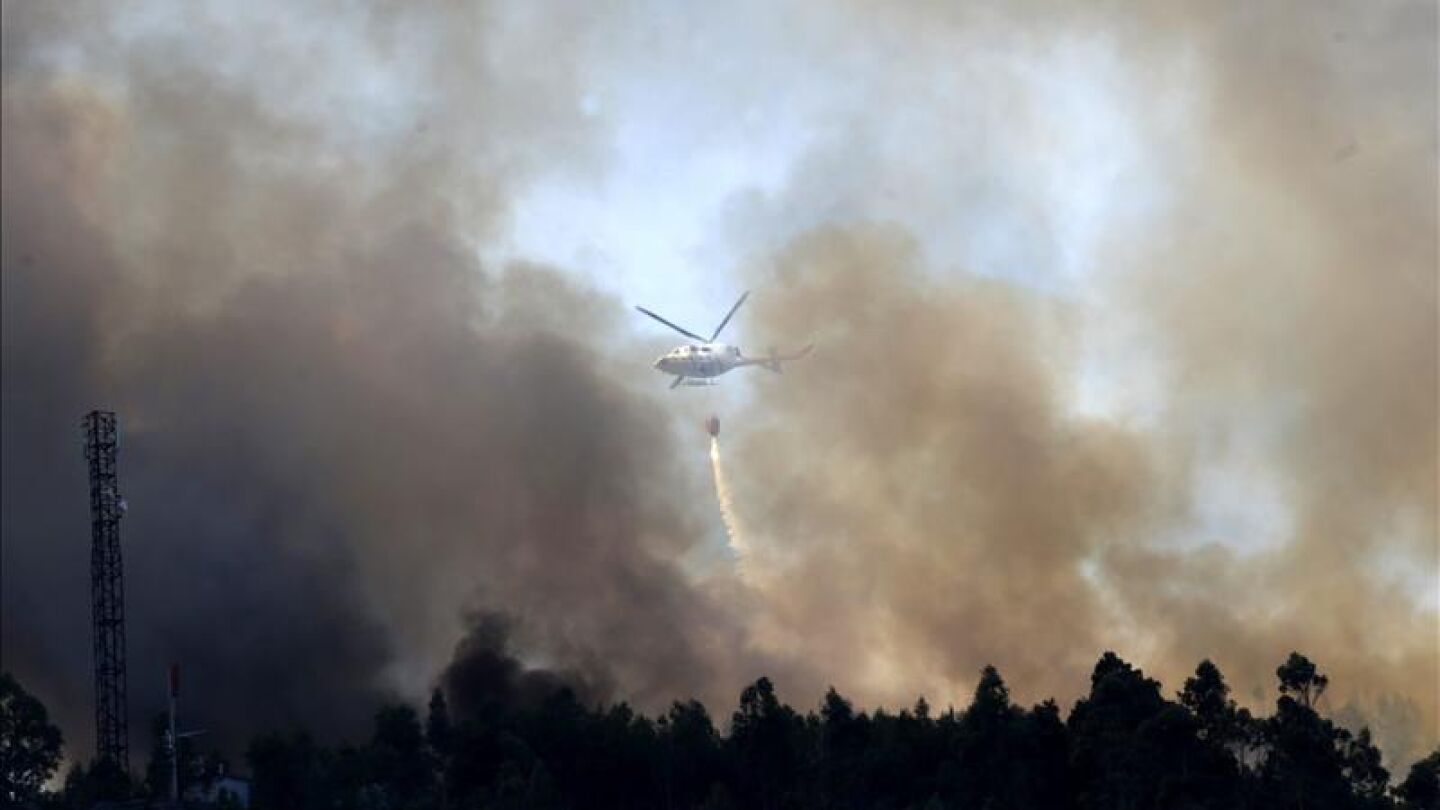 Activo un incendio que arras&oacute; 60 ha. en Toques y otro en Lousame 