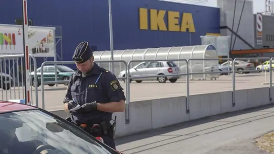 La policía permanece en el lugar donde dos personas han muerto apuñaladas en una tienda Ikea en Vasteras La policía permanece en el lugar donde dos personas han muerto apuñaladas en una tienda Ikea en Vasteras