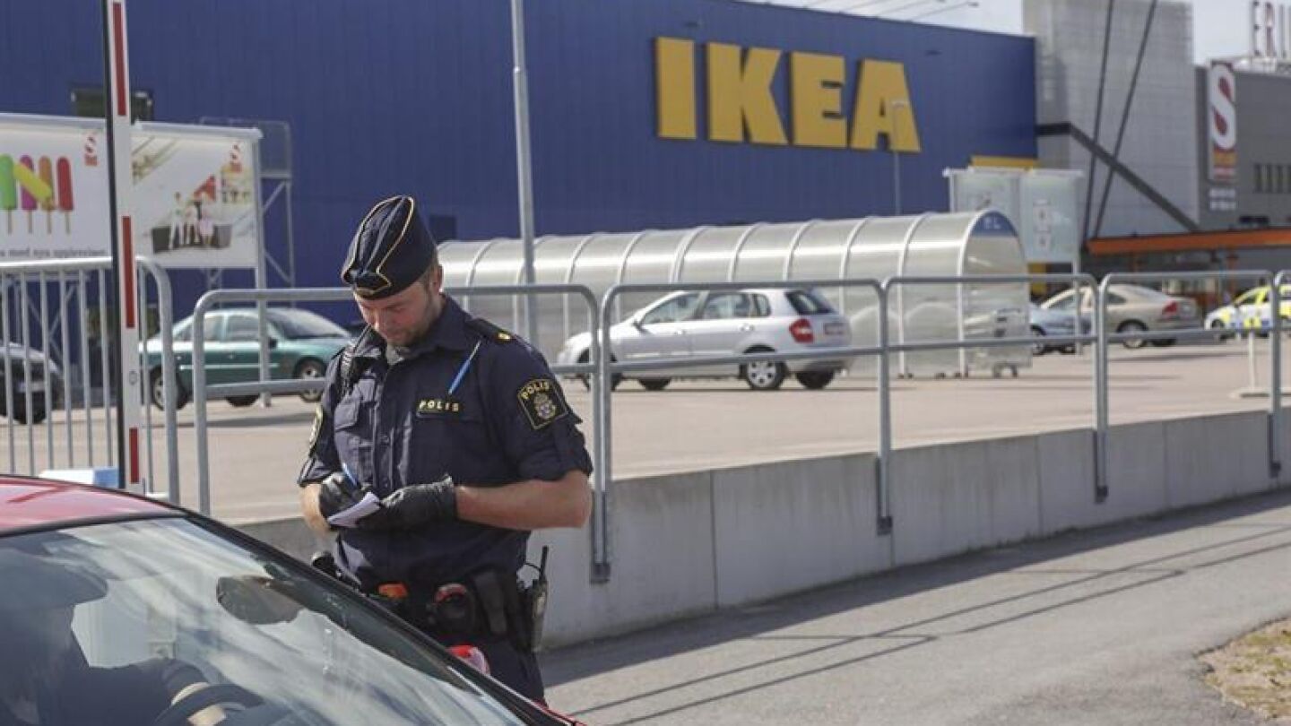 La polic&iacute;a permanece en el lugar donde dos personas han muerto apu&ntilde;aladas en una tienda Ikea en Vasteras 