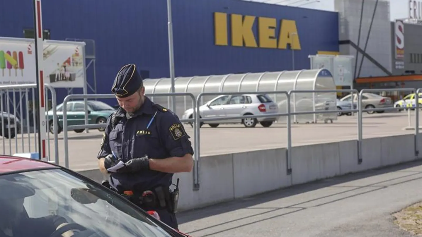 La policía permanece en el lugar donde dos personas han muerto apuñaladas en una tienda Ikea en Vasteras La policía permanece en el lugar donde dos personas han muerto apuñaladas en una tienda Ikea en Vasteras