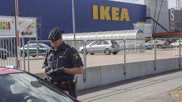 La policía permanece en el lugar donde dos personas han muerto apuñaladas en una tienda Ikea en Vasteras 