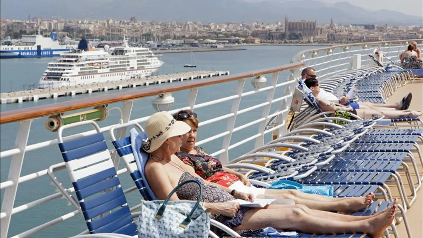 Canarias y Baleares acaparan la mitad del tráfico de cruceros Canarias y Baleares acaparan la mitad del tráfico de cruceros
