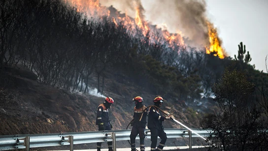 Los bomberos tratan de sofocar el incendio declarado en el norte de Portugal Los bomberos tratan de sofocar el incendio declarado en el norte de Portugal