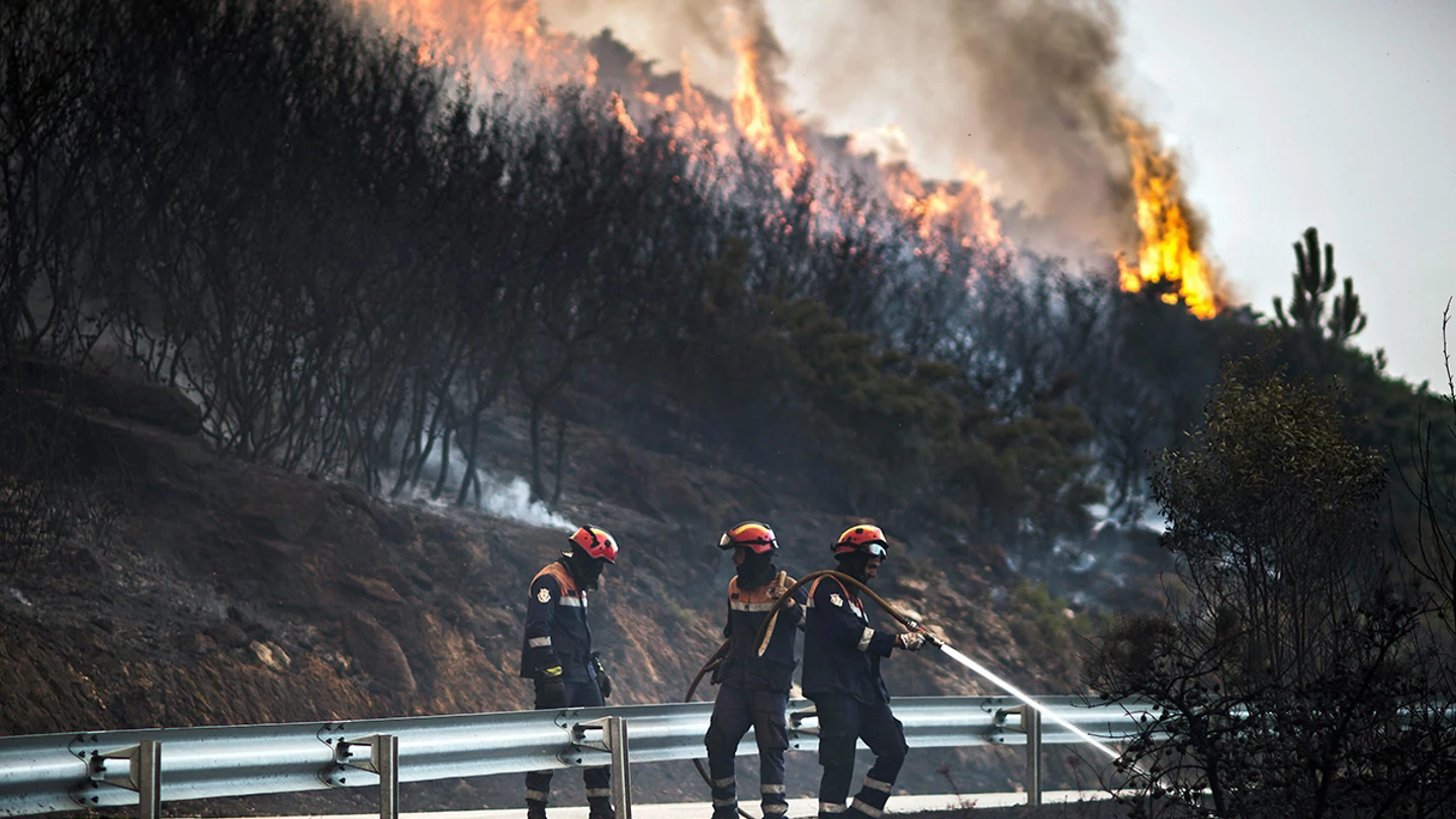 Los bomberos tratan de sofocar el incendio declarado en el norte de Portugal Los bomberos tratan de sofocar el incendio declarado en el norte de Portugal